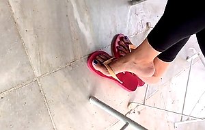 Very honey mature lady's candid toes in flip flops