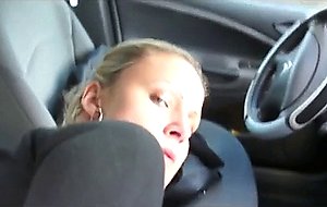 Couple sneaks in a quick fuck n suck in the car
