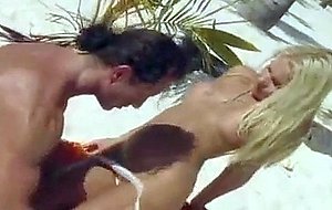 a la plage, une suédoise touriste baise un gars