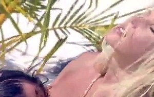 a la plage, une suédoise touriste baise un gars