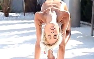 Super flexi skinny chick peeing outdoors