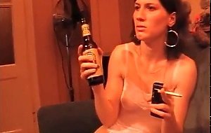 Claudia Odenweller mit Bier