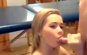 Une jeune salope baise et pompe devant sa webcam
