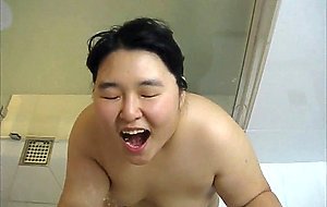 Chubby Korean GF's golden shower