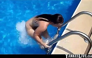 Curvy pawg strips and shakes her big booty underwater