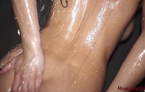 Alicekellyxxx, girl plays with a jet of water and has