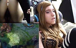 Gamergirl cums as she tries to play league of legends